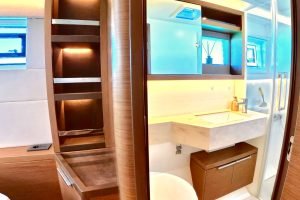 bath, Lagoon 50, catamaran for sale