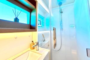 bath, Lagoon 50, catamaran for sale