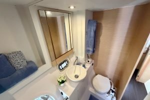 bath, Outremer 45, catamaran for sale