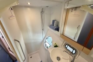 bath, Outremer 45, catamaran for sale