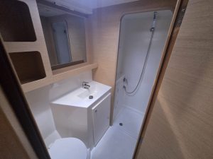 bath, Lagoon 42, catamaran for sale