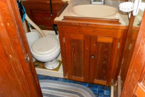 bath, Endeavour 37, sailboat for sale