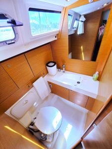 bath, Jeanneau 479 Sun Odyssey, sailboat for sale