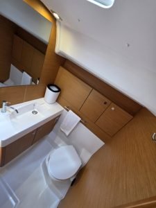 bath, Jeanneau 479 Sun Odyssey, sailboat for sale