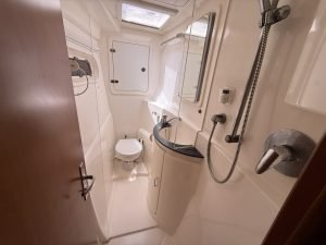 bath, Leopard 37 PC, trawler for sale