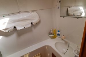 bath, Privilege 435, catamaran for sale