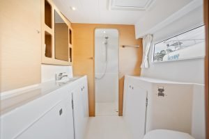 bath, Lagoon 42, catamaran for sale