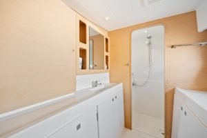 bath, Lagoon 42, catamaran for sale