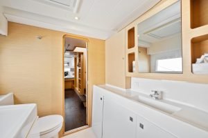 bath, Lagoon 42, catamaran for sale