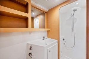 bath, Lagoon 42, catamaran for sale