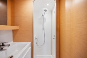 bath, Lagoon 42, catamaran for sale