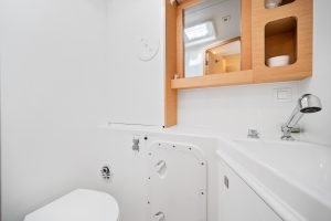 bath, Lagoon 42, catamaran for sale