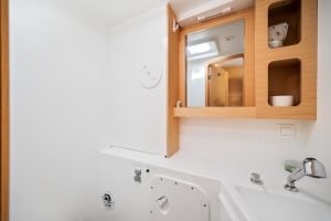 bath, Lagoon 42, catamaran for sale