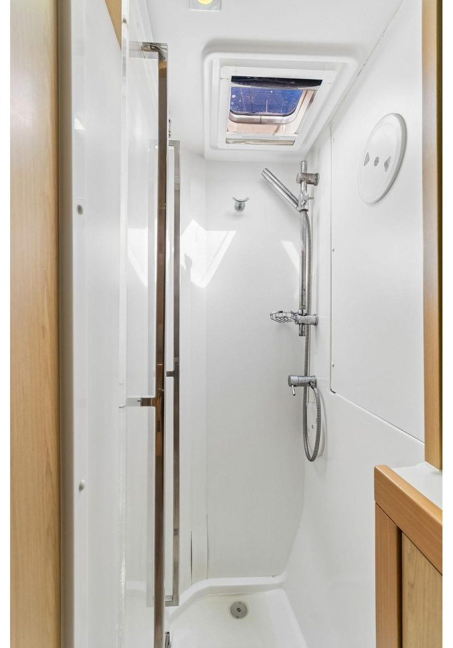 bath, Lagoon 39, catamaran for sale