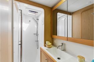 bath, Lagoon 39, catamaran for sale