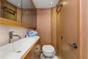 bath, Lagoon 39, catamaran for sale