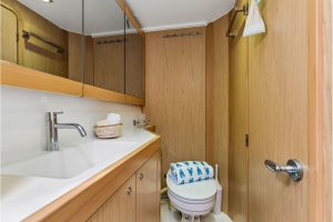 bath, Lagoon 39, catamaran for sale