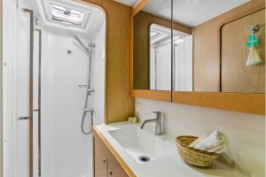 bath, Lagoon 39, catamaran for sale