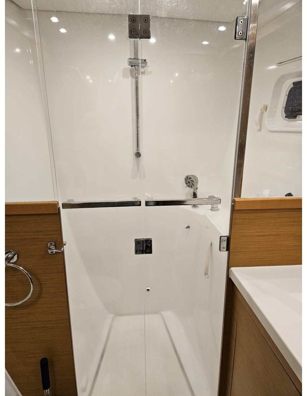bath, Lagoon 450, catamaran for sale