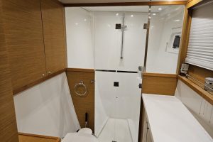 bath, Lagoon 450, catamaran for sale