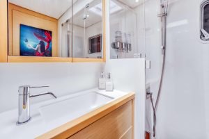 bath, Lagoon 560, catamaran for sale