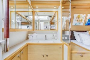 bath, Lagoon 560, catamaran for sale