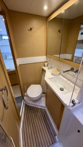 bath, Lagoon 450, catamaran for sale