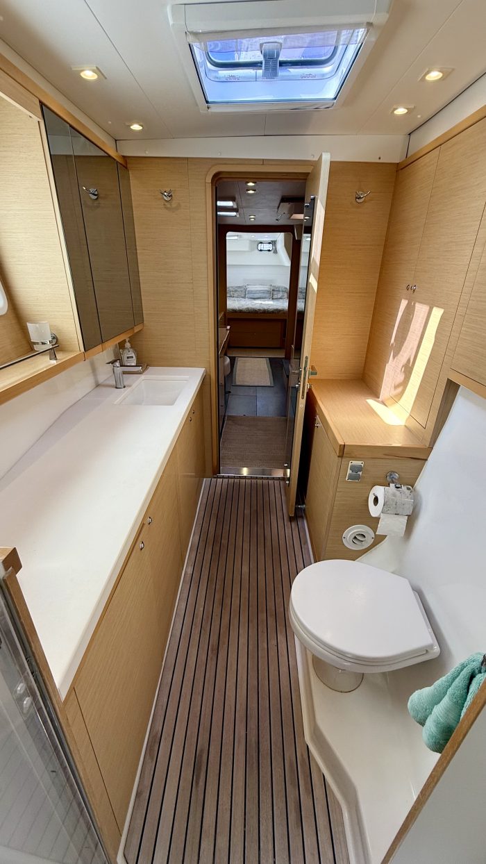 bath, Lagoon 450, catamaran for sale