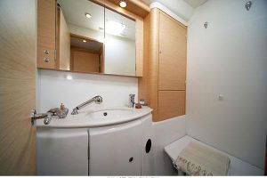 bath, Lagoon 440, catamaran for sale