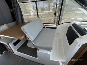 salon, Jeanneau 895, trawler for sale