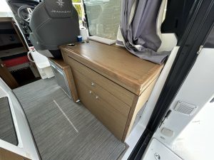 interior, Jeanneau 895, trawler for sale