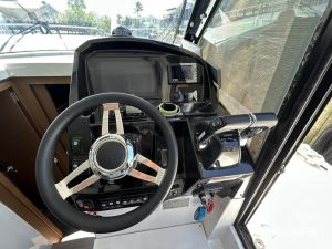 navigation station, Jeanneau 895, trawler for sale