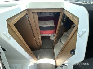 bed, Jeanneau 895, trawler for sale
