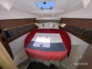 bed, Jeanneau 895, trawler for sale
