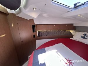 bed, Jeanneau 895, trawler for sale