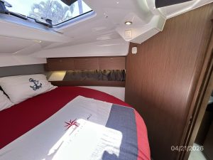 bed, Jeanneau 895, trawler for sale