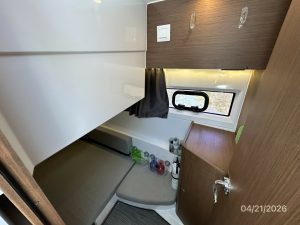 bed, Jeanneau 895, trawler for sale