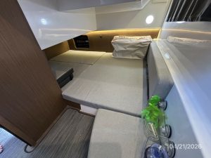bed, Jeanneau 895, trawler for sale