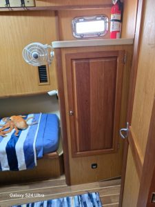 bed, Mainship 400, trawler for sale