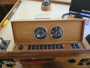 navigation station, Mainship 400, trawler for sale