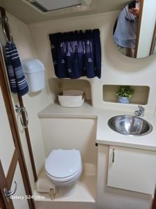 bath, Mainship 400, trawler for sale