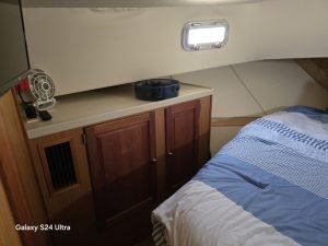 bed, Mainship 400, trawler for sale