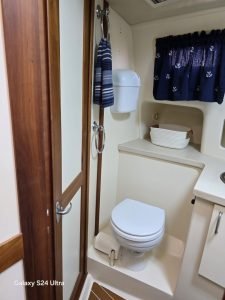 bath, Mainship 400, trawler for sale