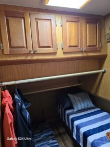 bed, Mainship 400, trawler for sale