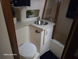 bath, Mainship 400, trawler for sale