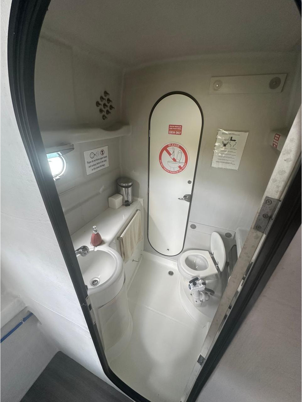 bath, FP 80 Tahiti, catamaran for sale