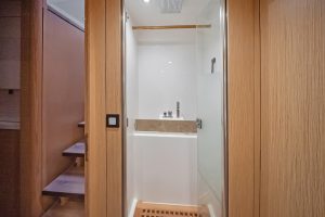 bath, Privilege 510, catamaran for sale