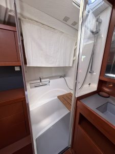 bath, Beneteau 48 Oceanis, sailboat for sale