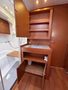 bath, Beneteau 48 Oceanis, sailboat for sale