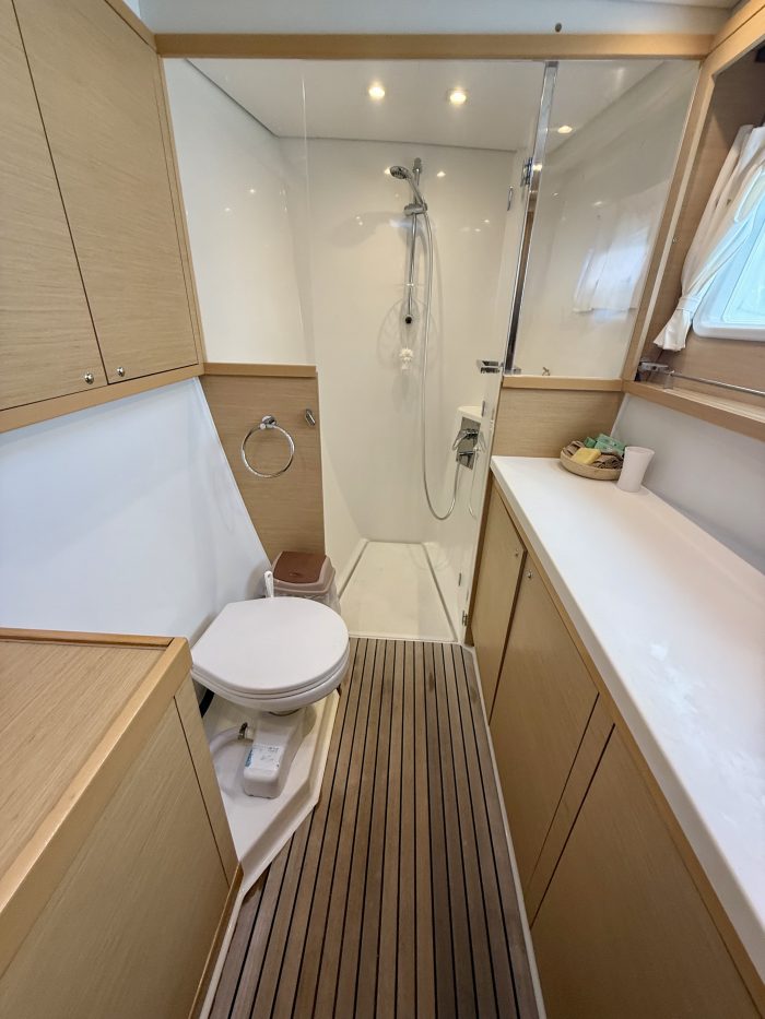 bath, Lagoon 450, catamaran for sale